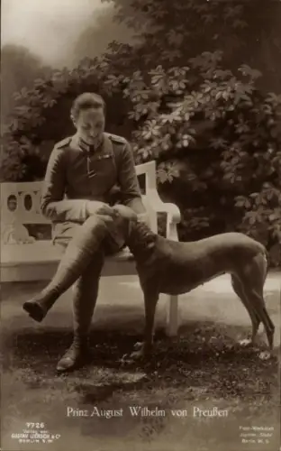 Ak August Wilhelm Prinz von Preußen, Portrait in Uniform, Windhund