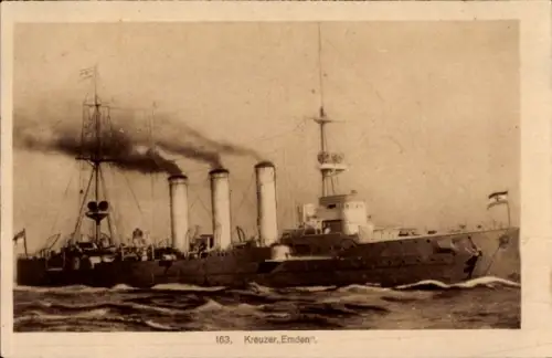 Ak Kriegsschiff Kreuzer Emden, rauchende Schlote