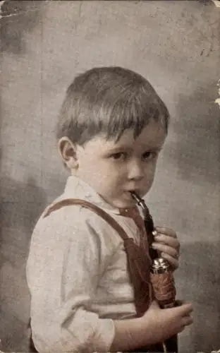 Ak Portrait eines Bubs mit Tabakpfeife