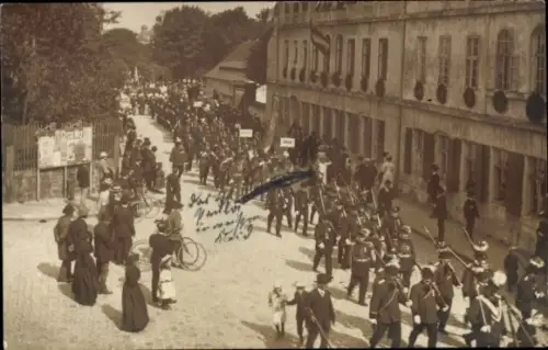 Foto Ak Bischofswerda in Sachsen, Fest, Marschierende Männer in Uniformen