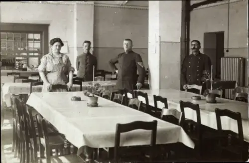 Foto Ak Bischofswerda in Sachsen, Speisesaal, Männer in Uniformen