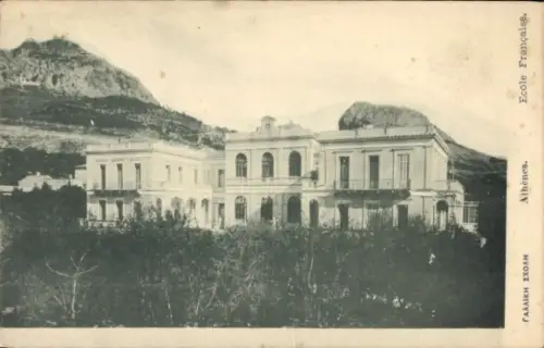 Ak Athen Griechenland, Ecole Française, Gebäude mit Bergen im Hintergrnd, Schwarz-Weiß, Klassisch
