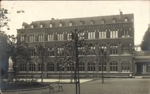 Ak Liège Lüttich Wallonien, Pensionnat des Dames Bénédictines, Gebäude, Bäume, Park, Statue