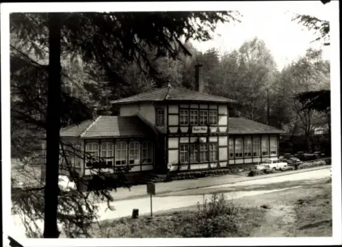 Ak Finsterbergen Friedrichroda im Thüringer Wald, Schwarzwaldhaus, Wald, Straße, Bäume, Schwarz-W