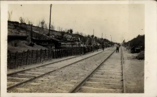 Foto Ak Aguilcourt Aisne, "Sommerfrische Bahndamm", deutsche Soldaten, Kriegsschauplatz 1. WK