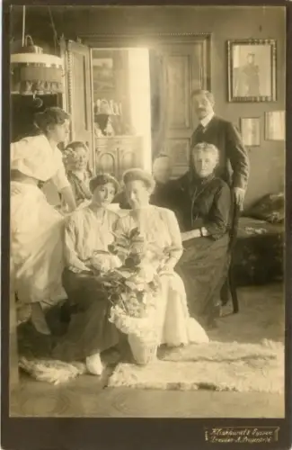Foto Fotograf Friedrich Eyßen mit Familie, Gruppenportrait Juli 1915, Dresden