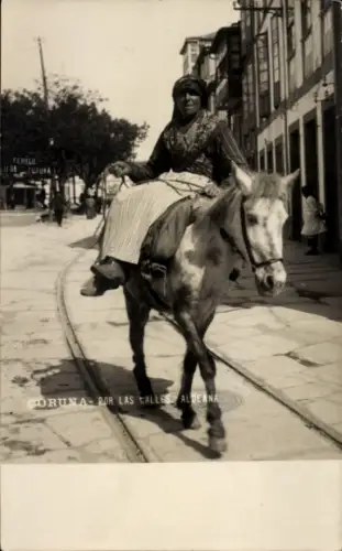 Ak La Coruña Galicien, Por las Calles, Aldeana, Frau in Tracht auf einem Pferd