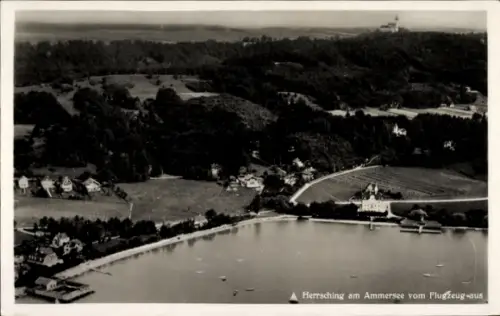 Ak Herrsching am Ammersee, Luftaufnahme, Ammersee, blauer Himmel, Häuser, Wasser, Wälder