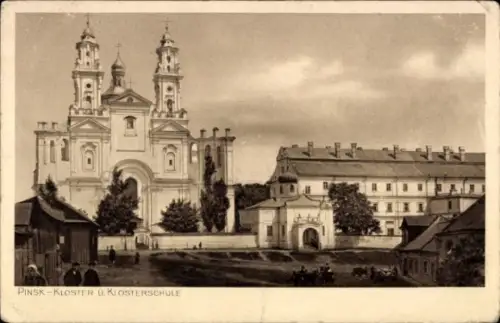 Ak Pinsk Weißrussland, Kirche mit Umgebung, Platz