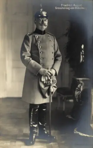 Ak Großherzog Friedrich August von Oldenburg, Standportrait in Uniform, Pickelhaube