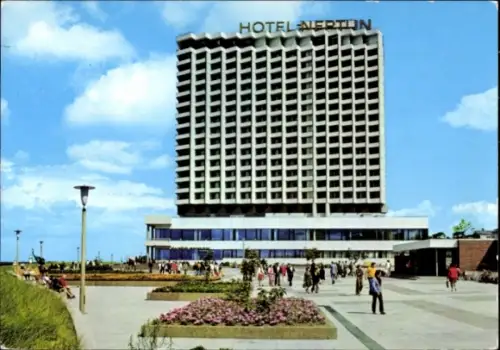 Ak Ostseebad Warnemünde Rostock, Hotel Neptun, Passanten