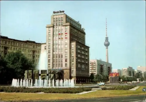 Ak Berlin Friedrichshain, Strausberger Platz, Fernsehturm, Springbrunnen, Haus des Kindes