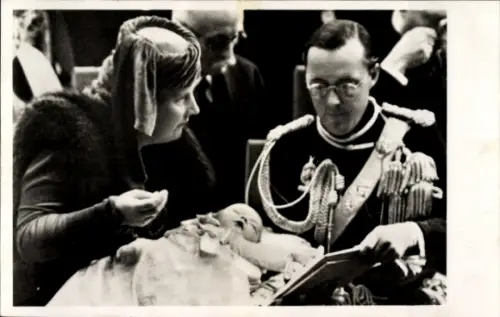 Ak Königin Juliana der Niederlande, Prinz Bernhard, Taufe von Prinzessin Marijke