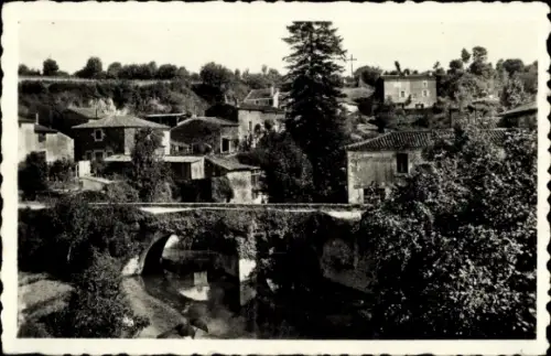 Ak Vouvant Vendée, Römische Brücke, Häuser, Bäume, Fluß, Landschaft