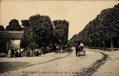 CPA Pontoise Val d'Oise, Le Boulevard des Fosses un Jour de Marché
