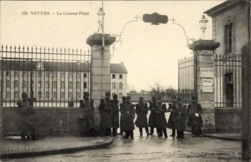 Ak Nevers Nièvre, Caserne Pittié, sieben uniformierte Soldaten, Eingangstor