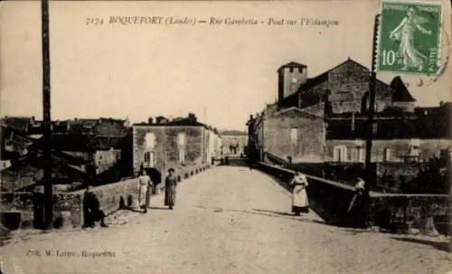 Ak Roquefort sur Soulzon Aveyron, Brücke über den Estampon, Rue Gambella,  Gebäude, Menschen