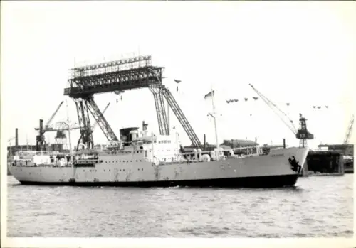 Foto Frachtschiff im Hafen, Hafenanlagen, Kräne