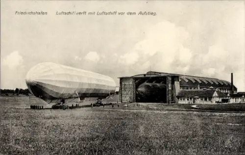 Ak Friedrichshafen am Bodensee, Luftschiffwerft mit Luftschiff vor dem Aufstieg