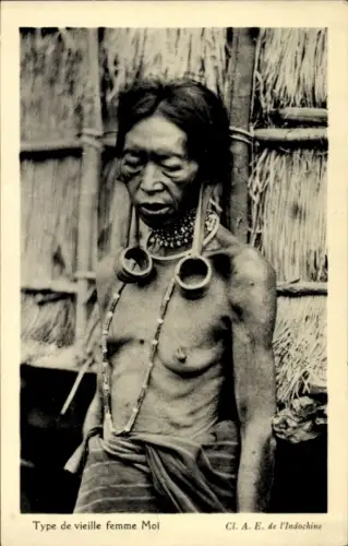 Ak Vietnam, Type de vieille Femme Moi, alte Frau mit Ohrschmuck, Strechpiercings, Barbusig