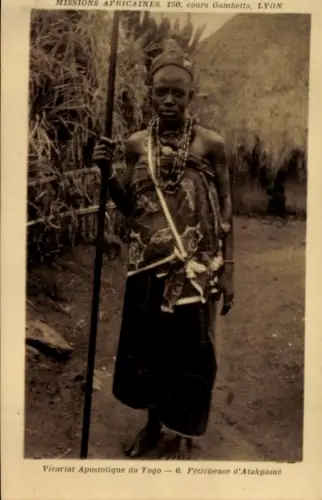 Ak Togo, Feticheuse d'Atakpame, Frau in traditioneller Kleidung