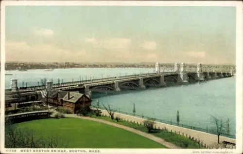 Ak Boston Massachusetts USA, West Boston Bridge, Wasser, Gebäude, 