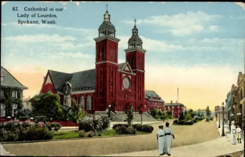 Ak Spokane Washington USA, Kathedrale von Lourdes,  zwei Türme, Straße, Menschen