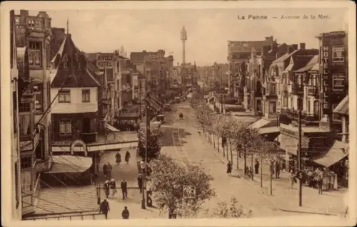Ak La Panne De Panne Westflandern,  Avenue de la Mer, Hotel, Straßenansicht, Menschen, Geschäfte