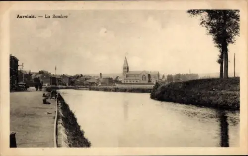 Ak Auvelais Sambreville Wallonien Namur,  La Sambre, Flussansicht, Gebäude im Hintergrund