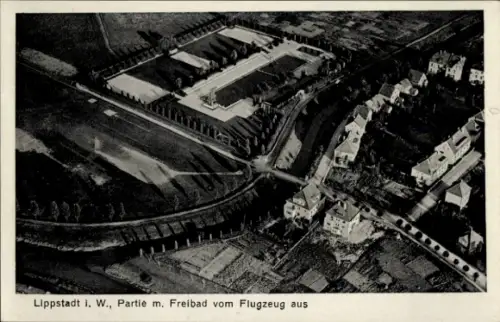 Ak Lippstadt in Westfalen, Luftaufnahme von Freibad, Wohngebieten, Stadtlandschaft