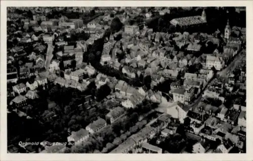 Ak Detmold in Nordrhein Westfalen, Luftaufnahme von  vielfältige Häuser, grüne Flächen