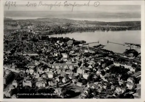 Ak Konstanz am Bodensee, Luftaufnahme von  Blick auf den Bodensee, Stadtansicht, Hafen