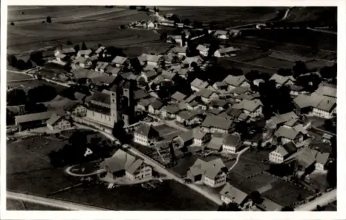 Ak Altenstadt in Oberbayern, Luftaufnahme, viele Häuser, Kirche, ländliche Umgebung