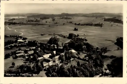 Ak Weyarn Oberbayern, Luftaufnahme, Landschaft, Gebäude, Weiden, Wälder