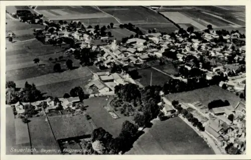 Ak Sauerlach in Oberbayern, Luftaufnahme von  Bayern, Landstruktur, Häuser, Straßen