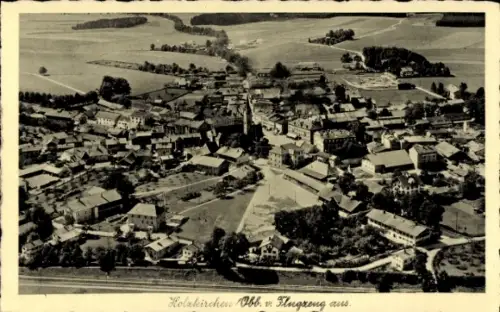 Ak Holzkirchen in Oberbayern, Luftaufnahme von  viele Häuser, weite Felder
