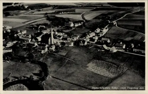 Ak Hebertsfelden Niederbayern, Luftaufnahme von  Dorfansicht, Kirche, Felder