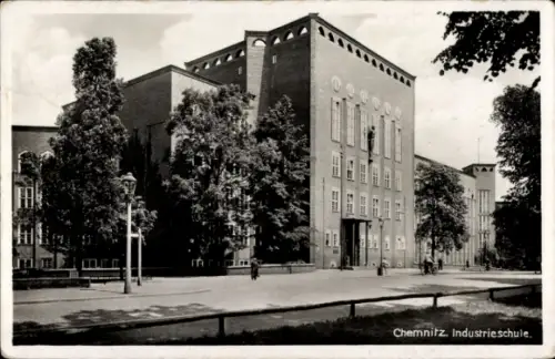 Ak Chemnitz in Sachsen, Industrieschule, Gebäude, Bäume, Straße, 
