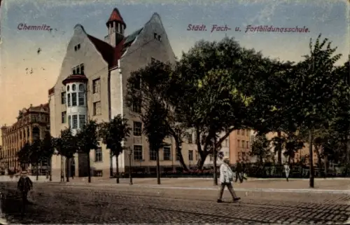 Ak Chemnitz in Sachsen, Städtische Fach- und Fortbildungsschule,  Architektur, Bäume, Fußgänger
