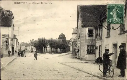 Ak Argentan Orne, Blick auf Square St-Martin, schmale Straße, Häuser, Fahrradfahrer, Gehweg