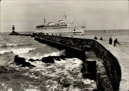 Ak Rostock Warnemünde, Fährschiff Warnemünde, Blick von der Mole