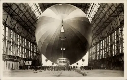 Ak Friedrichshafen am Bodensee, Luftschiff LZ 127 Graf Zeppelin, Einbringen in die Luftschiffhalle
