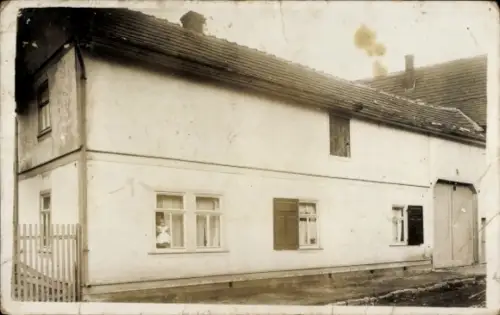 Foto Ak Wohnhaus, Kleinkind am Fenster, 1915