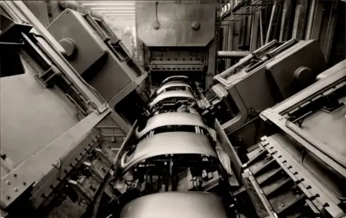 Ak Wolfsburg in Niedersachsen, VW Volkswagen, VW Werk, Dachstraße, Pressen, Fertigungsstraße