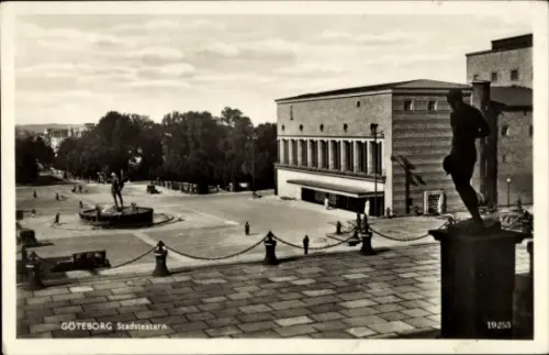 Ak Göteborg Schweden, Göteborg Stadsteatern, Statue, Platz, Architektur