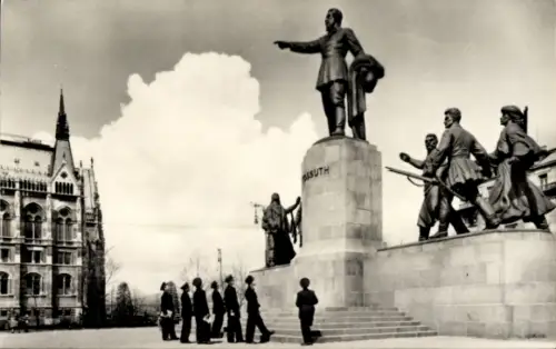 Ak Budapest Ungarn, Kossuth-Denkmal, Statue, Menschen, Wolken, Schwarz-Weiß-Foto