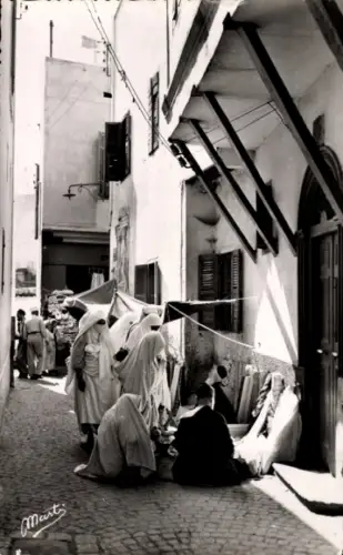 Ak Casablanca Marokko, Markt mit Händlern, Stoffe, traditionelle Kleidung, enge Gasse
