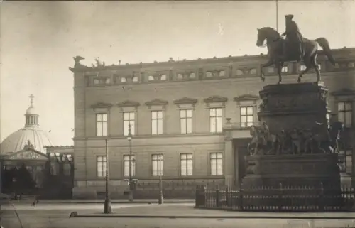 Foto Ak Berlin Mitte, Palais Kaiser Wilhelm I, Denkmal, Unter den Linden