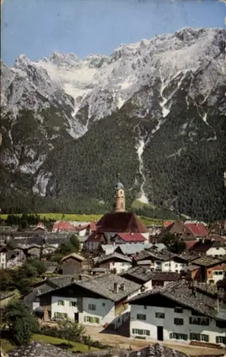 Ak Mittenwald in Oberbayern, Berglandschaft, Kirche mit Turm, traditionelle Architektur, Alpen...