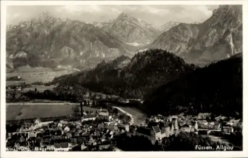 Ak Füssen im Allgäu, Luftbild von Füssen im Allgäu, Gebirgslandschaft im Hintergrund